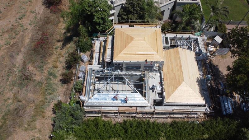 לחיצה להגדלת תמונה צילום אווירי של מבנה במושב אורות בשלבי בנייה עם שכבת בידוד תרמי על אחד הגגות