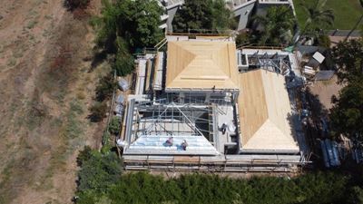 צילום אווירי של מבנה במושב אורות בשלבי בנייה עם שכבת בידוד תרמי על אחד הגגות