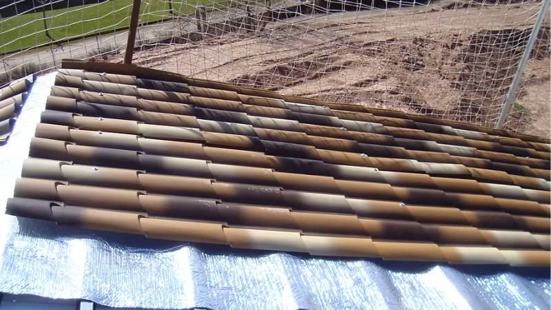 לחיצה להגדלת תמונה התקנת שכבת בידוד רפלקטיבי מתחת לרעפים בגג מסוג San Bodega