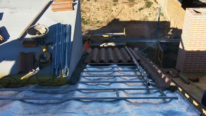 לחיצה להגדלת תמונה שכבת בידוד רפלקטיבית פרוסה על גג Senen לפני החזרת הרעפים והשלמת עבודת ההתקנה