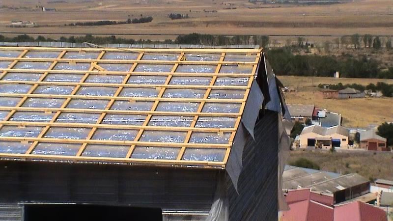 שכבת בידוד רפלקטיבית פרוסה על גג Polytuil לפני התקנת אריחי הכיסוי