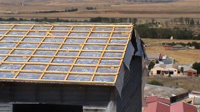 שכבת בידוד רפלקטיבית פרוסה על גג Polytuil לפני התקנת אריחי הכיסוי
