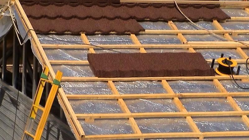 לחיצה להגדלת תמונה גג מבנה שעליו פרוסה שכבת בידוד רפלקטיבית ומעליה רשת קורות עץ