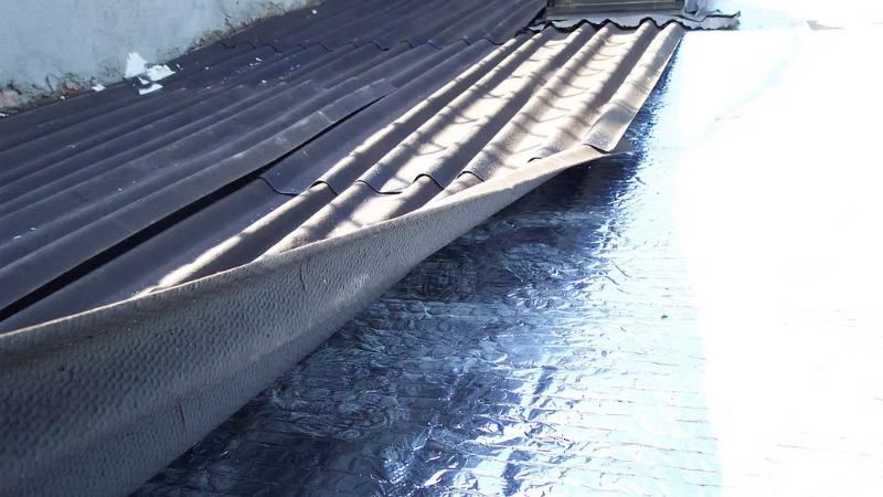 לחיצה להגדלת תמונה יריעת בידוד רפלקטיבית פרוסה מתחת ללוחות גג קיימים במבנה במדריד