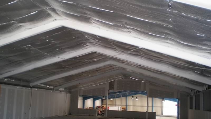 שכבת בידוד רפלקטיבית מותקנת על תקרת הפנים במבנה Kia תוך התאמה למערכות תלויות