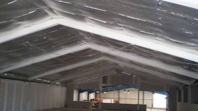 שכבת בידוד רפלקטיבית מותקנת על תקרת הפנים במבנה Kia תוך התאמה למערכות תלויות