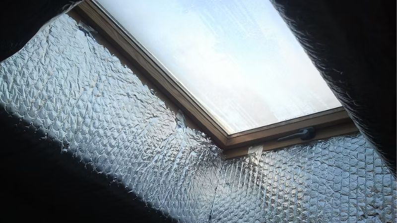 לחיצה להגדלת תמונה חלון סקיילייט בעליית גג מוקף יריעת בידוד רפלקטיבית המותאמת למסגרת העץ