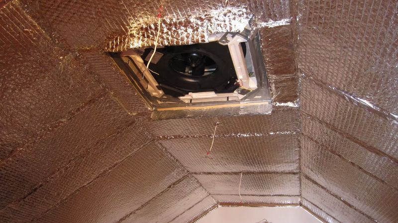 לחיצה להגדלת תמונה תקרת עליית גג מרופדת ביריעות בידוד רפלקטיביות סביב פתח אוורור מרכזי עם מאוורר מובנה