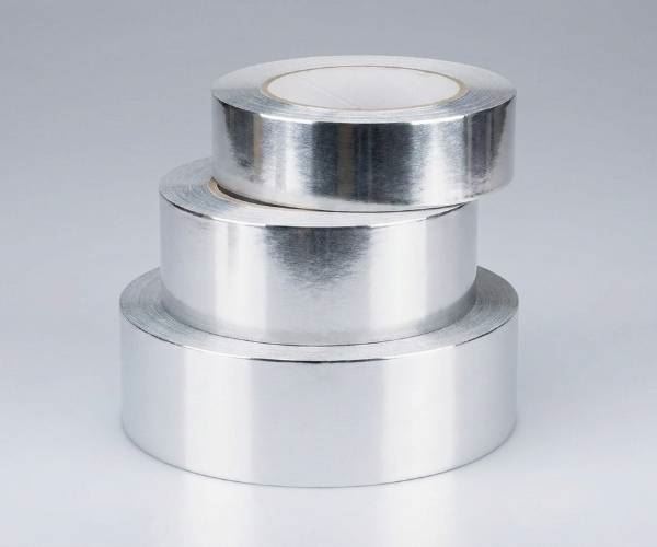 לחיצה להגדלת תמונה שלושה גלילי סרט מטאלי דביק במידות שונות מונחים זה על גבי זה. מתאימים לבידוד תרמי ושימושים תעשייתיים.