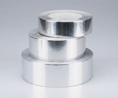 שלושה גלילי סרט מטאלי דביק במידות שונות מונחים זה על גבי זה. מתאימים לבידוד תרמי ושימושים תעשייתיים.