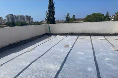 גג מבודד ביריעות פולינום מחוברות עם סרט אלומיניום דביק פולינום