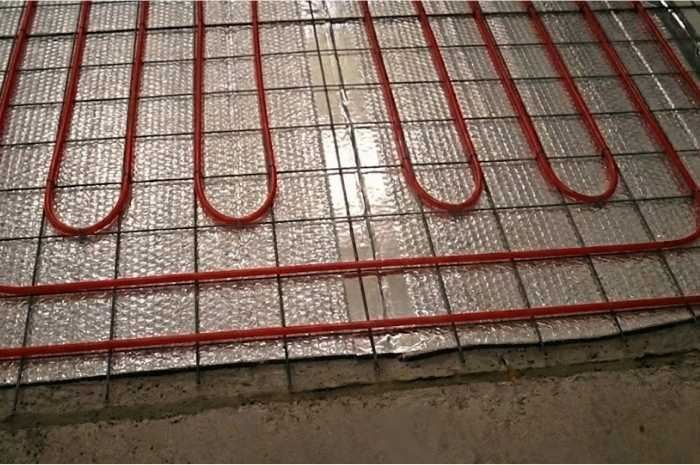 לחיצה להגדלת תמונה מערכת חימום תת רצפתי מותקנת מעל יריעות פולינום וסרט דביק פולינום