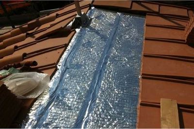 יריעות בידוד פולינום מודבקות בין רעפים עם סרט אלומיניום דביק