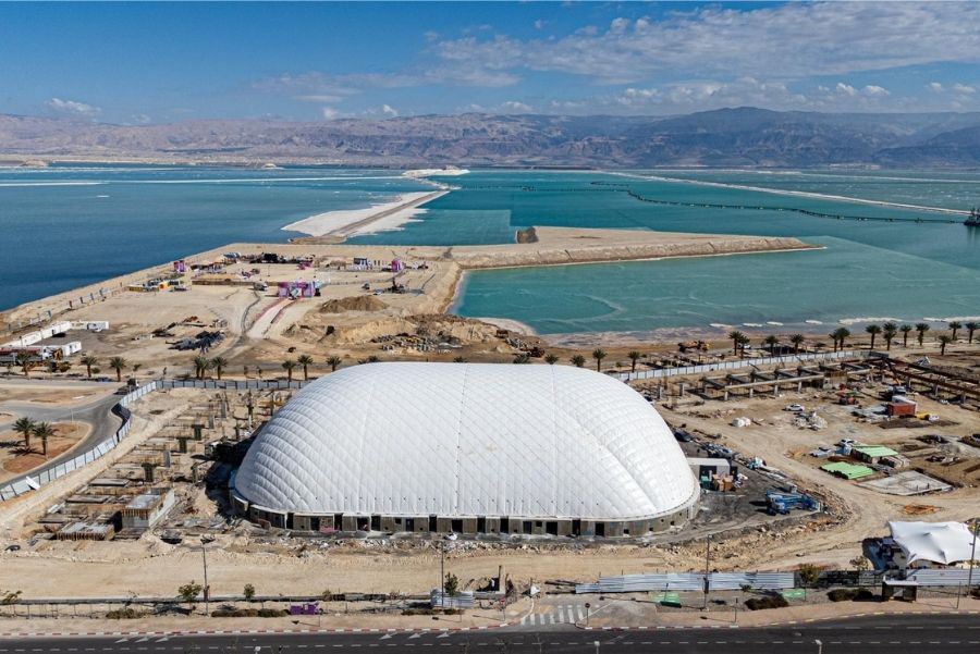 לחיצה להגדלת תמונה מתחם דום אקספו ים המלח עם בידוד פולינום, מוקף בנוף מדברי וחופי ים המלח.