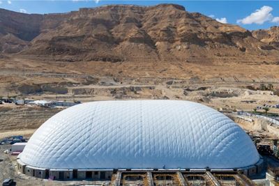 כיפת דום אקספו ים המלח עם בידוד פולינום, על רקע מצוקי מדבר יהודה.